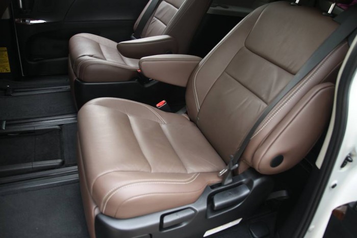 Toyota Sienna 3.5 limited  màu trắng - nội thất nâu  sx 2015 dk 2015