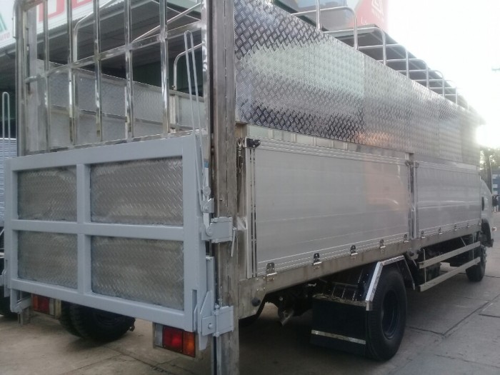 Isuzu 2tấn2 xe thùng bạt bửng nâng tự động, đời 2017.