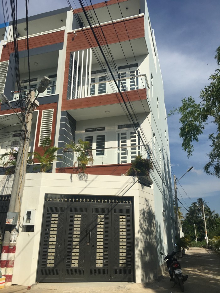 Cần bán nhà đúc 3.5 tấm, có 4PN 6WC  dt 4x16m2 sân để oto, SHR đường nhựa 8m.