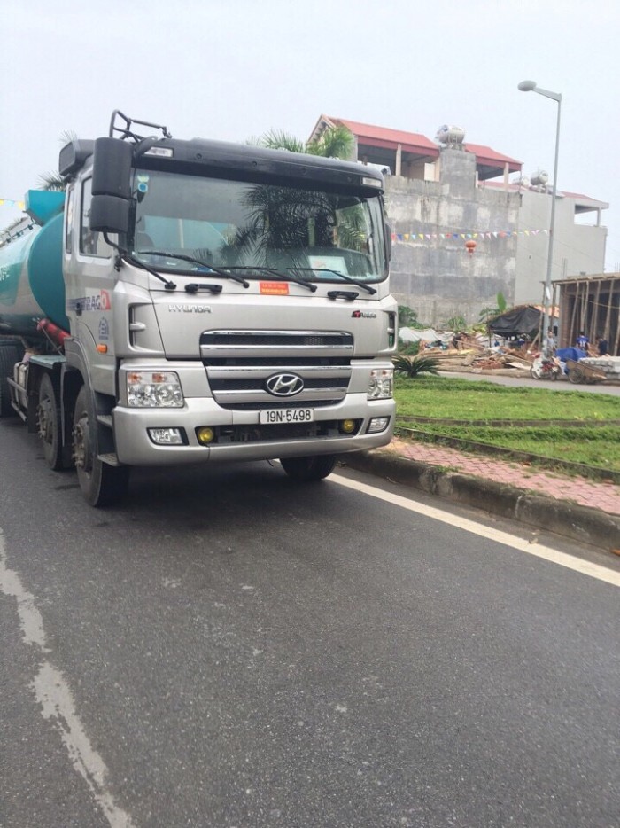 Xe tec vận chuyển xăng dầu Hino FG 11 khối.
