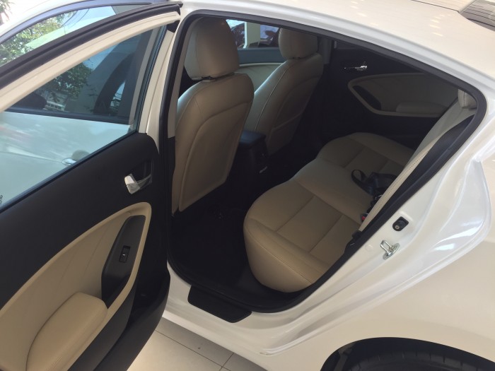 Siêu KM mùa hè với Kia Cerato 1.6MT.Trả góp 89% gọi Mr Đức Kia Giải Phóng.