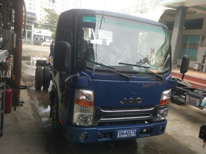 Bán xe tải jac hfc 1030k4 thùng dài 3m7 hỗ trợ trả góp 100%