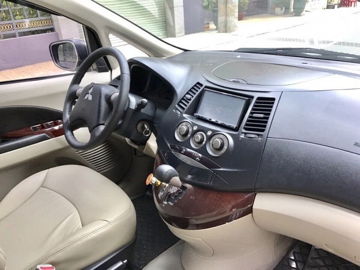 Bán Mitsubishi GRANDIS 2009 màu đen, đẹp xuất sắc không 1 chỗ chê