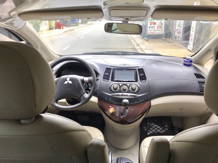Bán Mitsubishi GRANDIS 2009 màu đen, đẹp xuất sắc không 1 chỗ chê