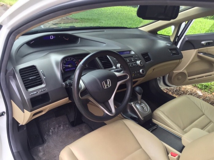 Bán Honda Civic 1.8AT đời 2012 màu bạc cực đẹp