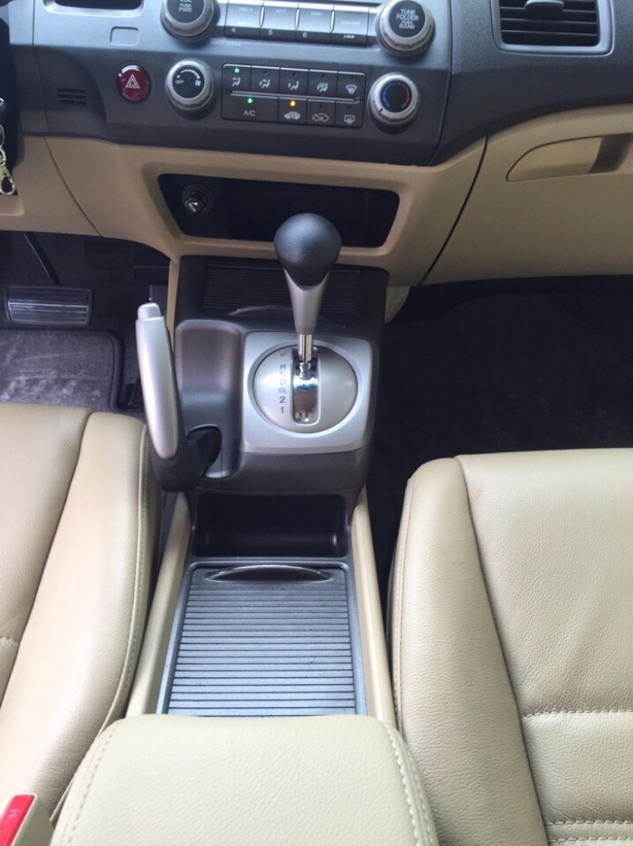 Bán Honda Civic 1.8AT đời 2012 màu bạc cực đẹp