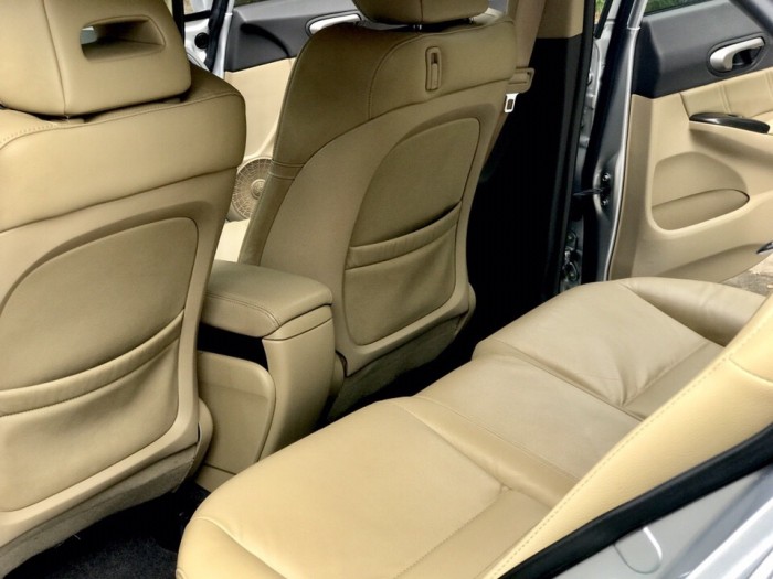 Bán Honda Civic 1.8AT đời 2012 màu bạc cực đẹp từng centimet