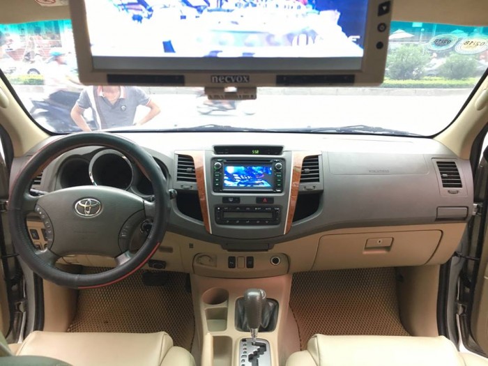 Toyota Fortuner 2.7V 2010, màu bạc