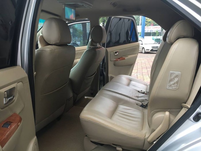 Toyota Fortuner 2.7V 2010, màu bạc