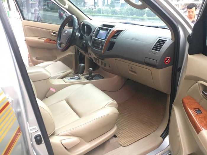 Toyota Fortuner 2.7V 2010, màu bạc