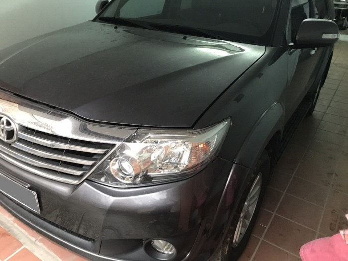 Cần bán xe Fortuner 2014 số tự động màu đen