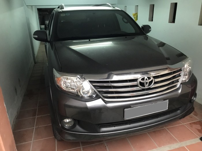 Cần bán xe Fortuner 2014 số tự động màu đen