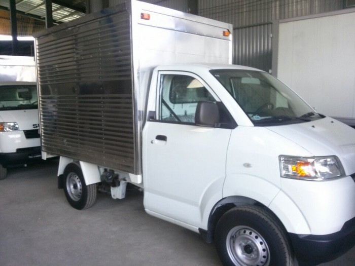 Suzuki 680 kg tặng ngay bộ quà tặng 5 triệu đồng khi mua xe.