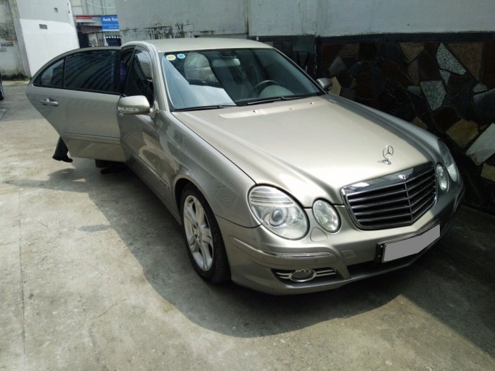 Nhà mình cần bán xe Mercedes E200 2009 số tự động