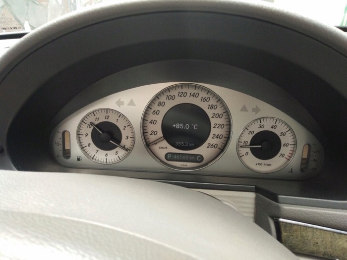 Nhà mình cần bán xe Mercedes E200 2009 số tự động