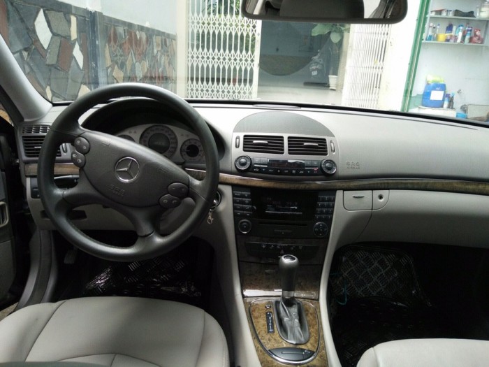 Nhà mình cần bán xe Mercedes E200 2009 số tự động