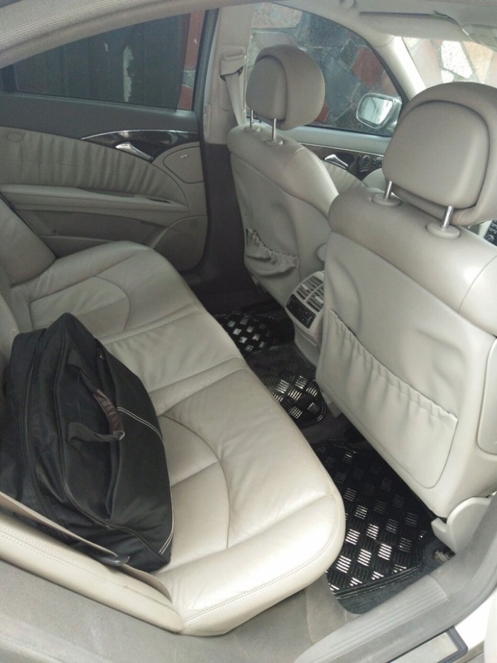 Nhà mình cần bán xe Mercedes E200 2009 số tự động