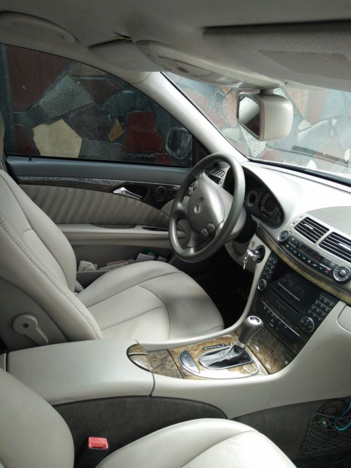 Nhà mình cần bán xe Mercedes E200 2009 số tự động