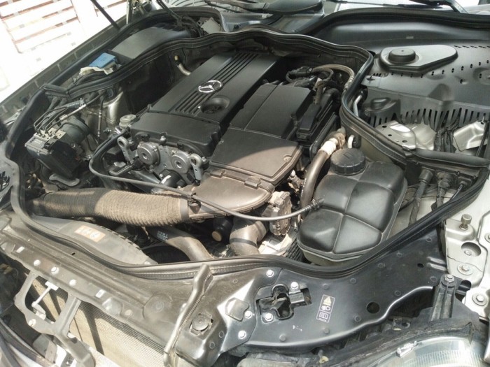 Nhà mình cần bán xe Mercedes E200 2009 số tự động