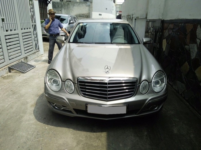 Nhà mình cần bán xe Mercedes E200 2009 số tự động
