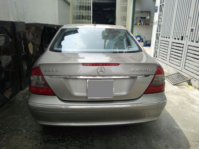 Nhà mình cần bán xe Mercedes E200 2009 số tự động
