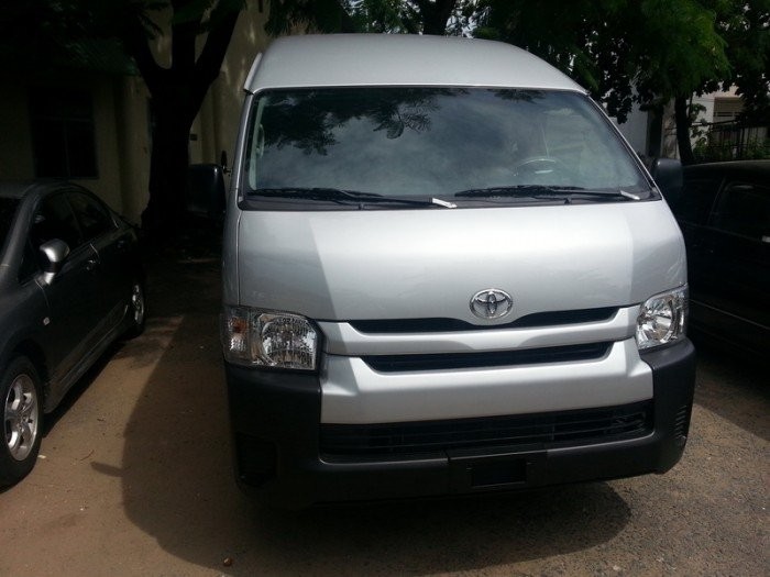 Toyota Hiace 16 chỗ, giao xe ngay