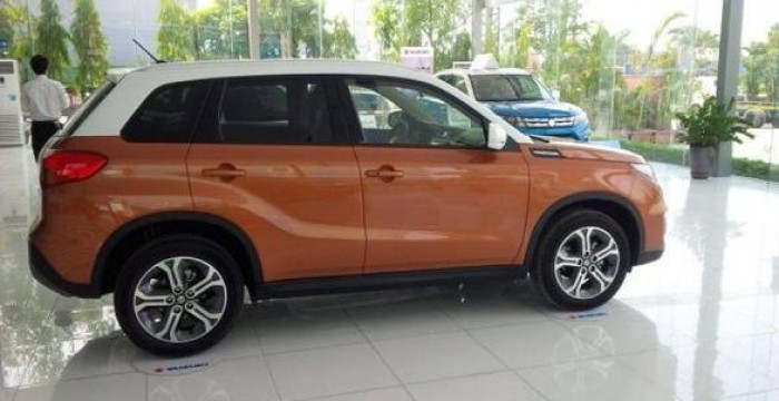 Suzuki Vitara màu cam trắng