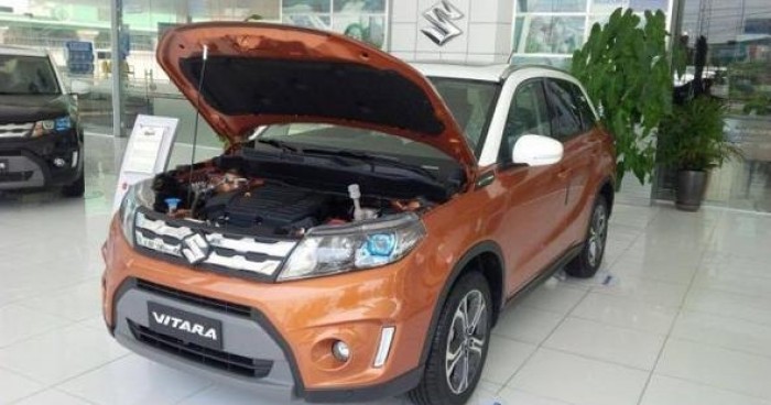 Suzuki Vitara màu cam trắng