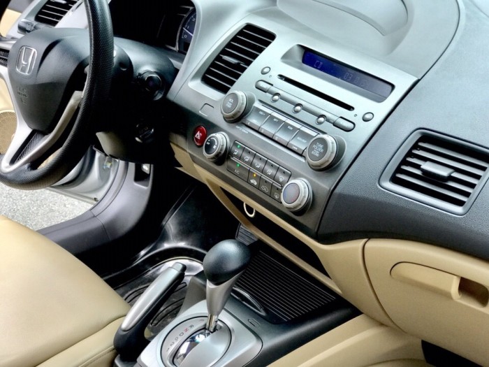 HOT - Bán Honda Civic 1.8AT đời 2012 màu bạc đẹp hiếm thấy