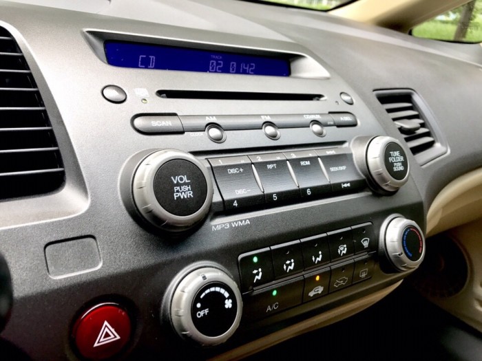 HOT - Bán Honda Civic 1.8AT đời 2012 màu bạc đẹp hiếm thấy
