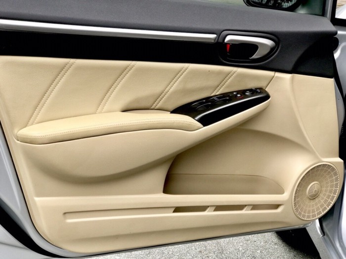 HOT - Bán Honda Civic 1.8AT đời 2012 màu bạc đẹp hiếm thấy