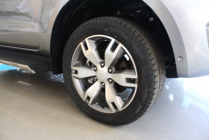 Khuyến mãi mua xe Ford Everest Trend 2019, số sàn, vay trả góp chỉ  200 triệu, giao xe trong tháng
