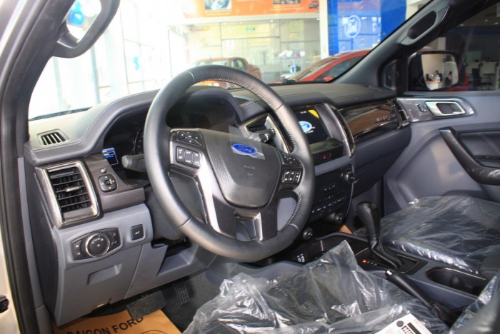 Khuyến mãi mua xe Ford Everest Trend 2019, số sàn, vay trả góp chỉ  200 triệu, giao xe trong tháng