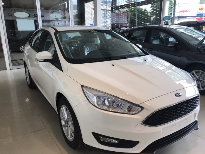 Khuyến mãi mua xe Ford Focus Trend, 4 cửa, số tự động, vay trả góp chỉ 150 triệu, giao xe trong 30 ngày