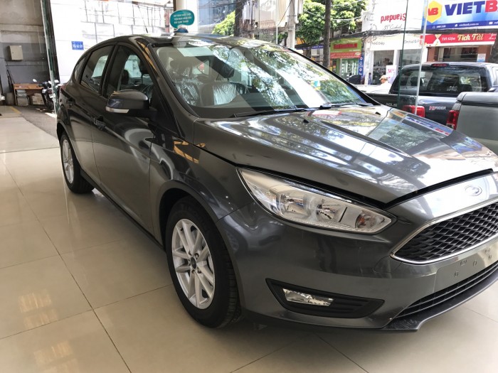 Khuyến mãi mua xe Ford Focus Trend, 5 cửa, số tự động, vay trả góp chỉ 150 triệu, giao xe trong 30 ngày.