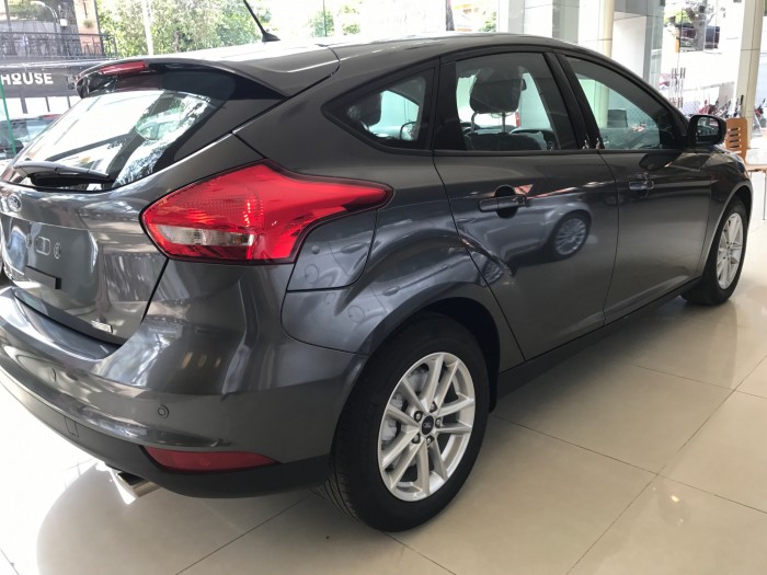 Khuyến mãi mua xe Ford Focus Trend, 5 cửa, số tự động, vay trả góp chỉ 150 triệu, giao xe trong 30 ngày.