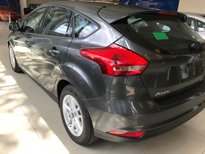 Khuyến mãi mua xe Ford Focus Trend, 5 cửa, số tự động, vay trả góp chỉ 150 triệu, giao xe trong 30 ngày.