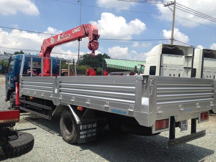 Xe tải V490 mới 100% gắn cẩu theo yêu cầu khách hàng