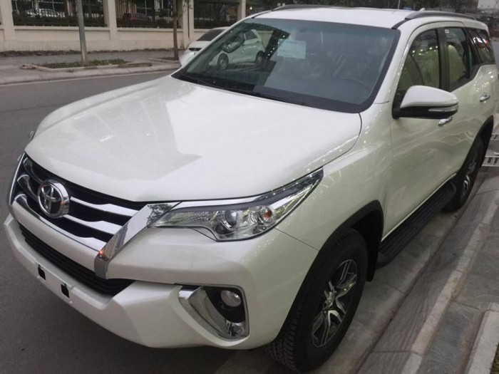 Toyota Fortuner V (2X4) giảm giá (Giao xe ngay)