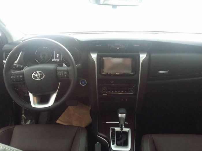 Toyota Fortuner V (2X4) giảm giá (Giao xe ngay)