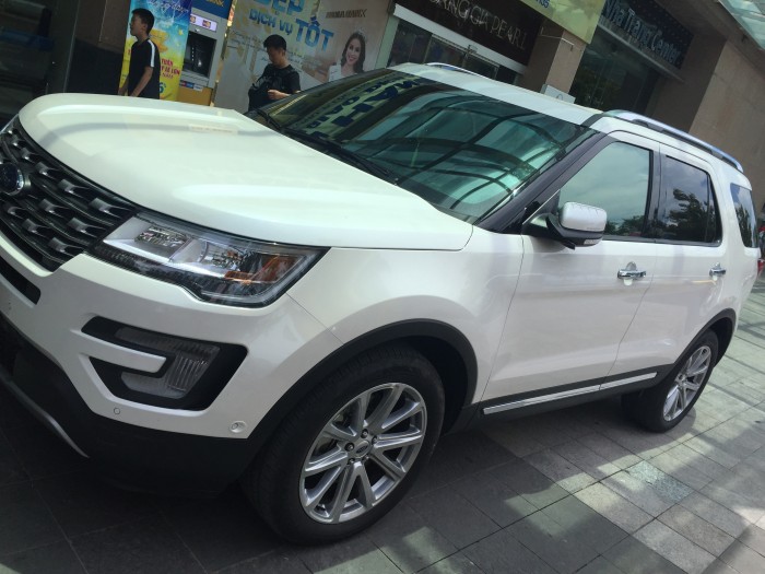 Bán Ford Explore 2017 chạy lướt 10.000km màu trắng