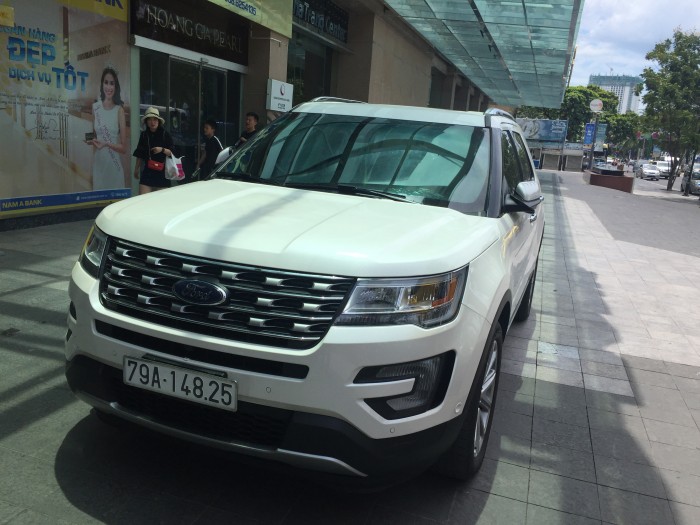 Bán Ford Explore 2017 chạy lướt 10.000km màu trắng