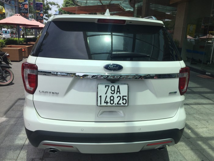 Bán Ford Explore 2017 chạy lướt 10.000km màu trắng