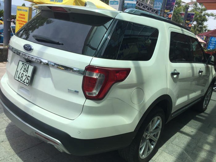 Bán Ford Explore 2017 chạy lướt 10.000km màu trắng