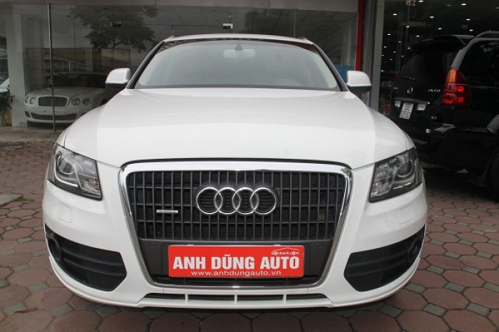 Audi Q5 2.0 sản xuất 2010. Xe nhập khẩu nguyên chiếc, màu trắng, nội thất kem.