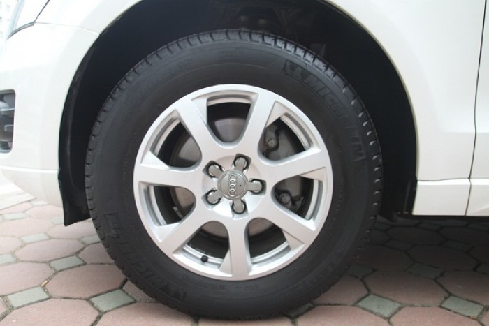 Audi Q5 2.0 sản xuất 2010. Xe nhập khẩu nguyên chiếc, màu trắng, nội thất kem.