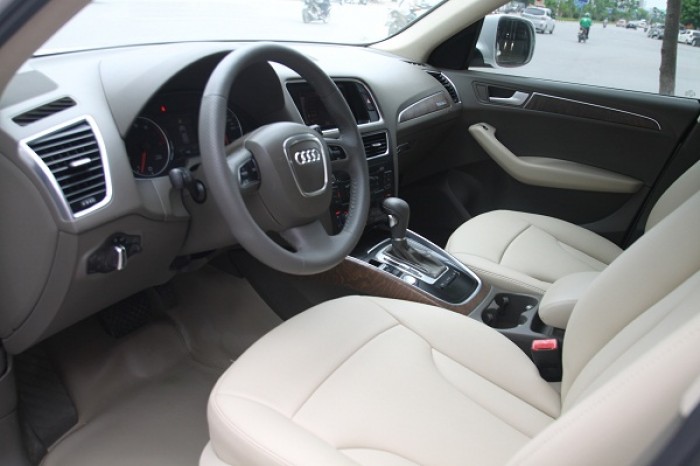Audi Q5 2.0 sản xuất 2010. Xe nhập khẩu nguyên chiếc, màu trắng, nội thất kem.