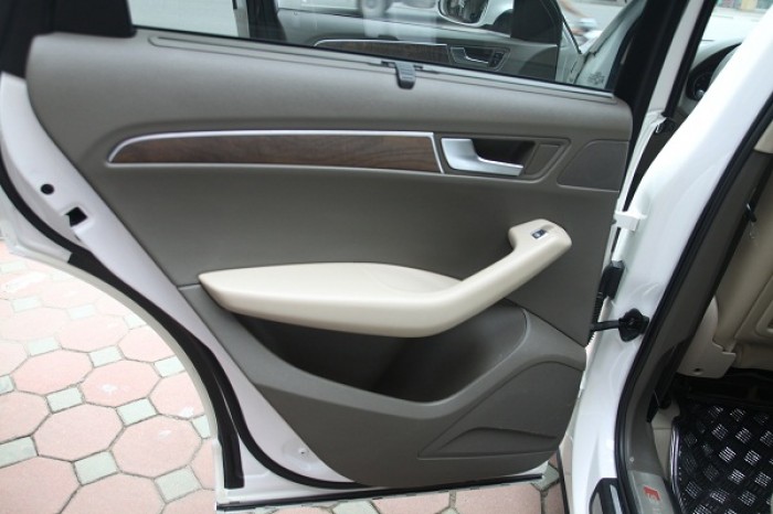 Audi Q5 2.0 sản xuất 2010. Xe nhập khẩu nguyên chiếc, màu trắng, nội thất kem.