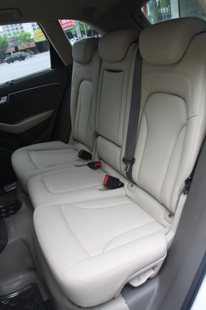 Audi Q5 2.0 sản xuất 2010. Xe nhập khẩu nguyên chiếc, màu trắng, nội thất kem.