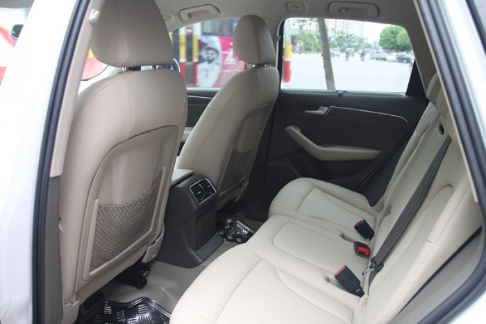 Audi Q5 2.0 sản xuất 2010. Xe nhập khẩu nguyên chiếc, màu trắng, nội thất kem.